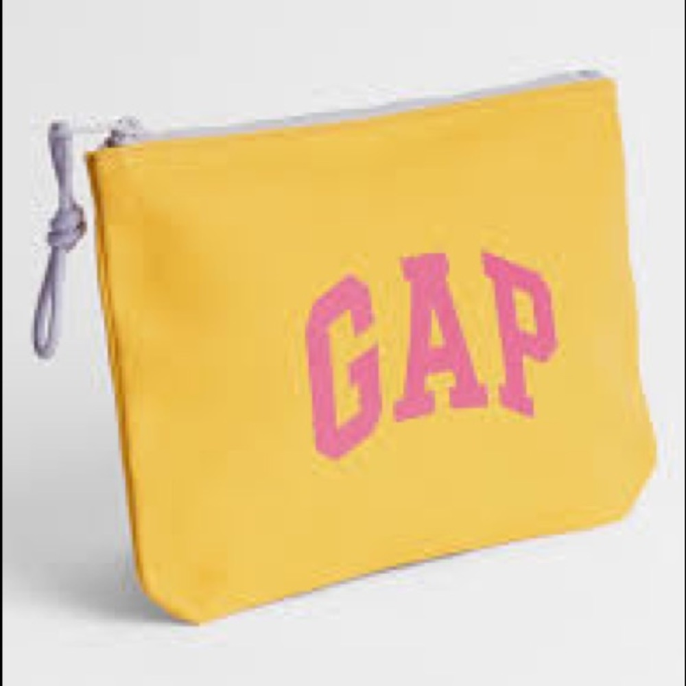 🌼 NWT 🌼   Gap logo pouch.